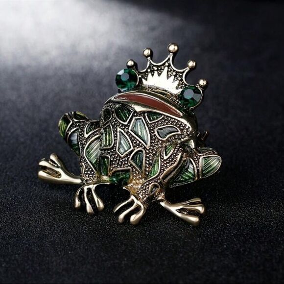 Cottagecore Frog Prince Brooch Gold Tone deep Green Jewel Eye Accent - Picture 1 of 3